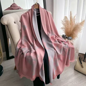 Écharpe double face en coton tencel à motif papillon avec franges en rose et gris
