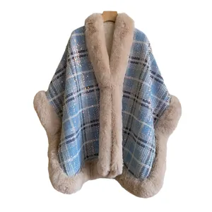 Cape d'hiver pour femme à carreaux avec col en fausse fourrure et détails de paillettes