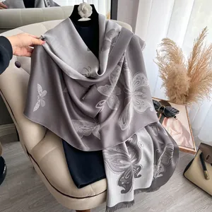 Écharpe élégante en jacquard papillon double face gris et argent avec de fines franges