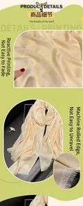 Detail eines seidenähnlichen Schals mit Herz-Jacquardmuster und feinen Quasten