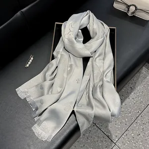 Eleganter silberner Seidenschal mit Jacquard-Bären- und Herzmuster und Fransen