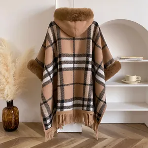 Detailansicht des Kapuzen-Ponchos mit Fransen und dicken Kunstpelz-Ärmelbündchen