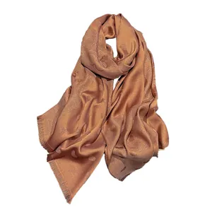 Eleganter goldener Seidenschal mit Jacquard-Herzmustern und Fransen am Rand