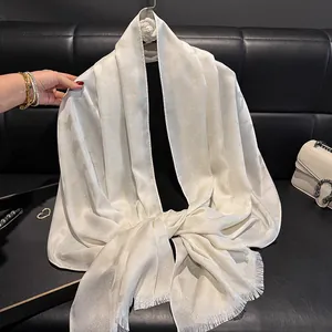 Bufanda de Satén con Estampado de Leopardo para Mujer Chal de Jacquard Elegante con Borlas Abrigo Ligero y Delgado para Fiesta en la Playa de Verano