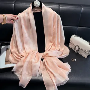 Elegante bufanda de seda rosa claro con estampado floral de jacquard y flecos