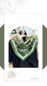 Détail d'un foulard carré en soie avec motif floral vintage vert et décor de camélia