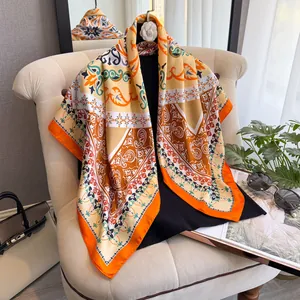 Carré de soie élégant 90cm avec motifs paisley vintage en orange vif et beige soyeux