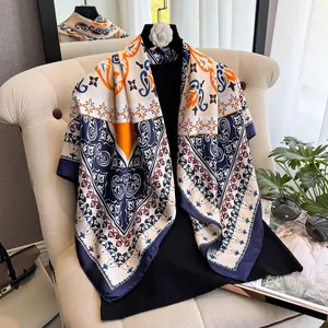 Foulard en soie bleu marine et orange avec motif paisley et finitions satinées