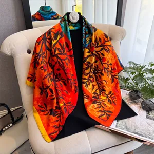 Détail du foulard satiné de 90cm avec imprimés abstraits orange et bleus éclatants