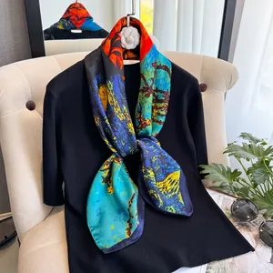 Détail d'un foulard en soie à imprimé artistique avec une broche florale décorative