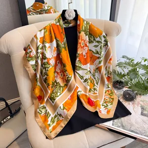 Détail d'un foulard en satin floral drapé sur un canapé avec cintre camélia élégant