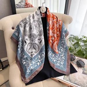 Detail eines seidenähnlichen Paisley-Halstuchs mit elegantem orange-blauem Muster