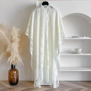 Gros plan du châle en tricot blanc ajouré avec des finitions détaillées à longues franges