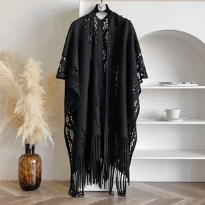 Châle noir élégant en maille ajourée avec franges pour un look estival sophistiqué