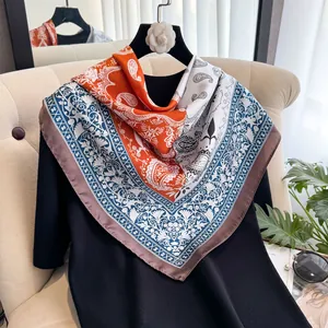 Detail eines Seidenimitat-Schals mit Paisley-Druck und floralen Mustern