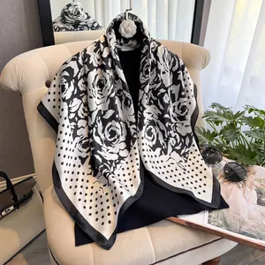 Détail d'un foulard en soie de 90 cm en noir et blanc avec motifs de roses et de pois
