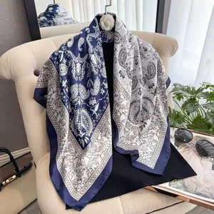 Detail eines Seidensatin-Vierecktuchs mit Paisley- und Barockmuster in Marine