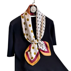 Carré de soie satiné à pois dorés et noirs avec décoration de fleur de camélia