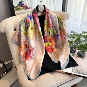 Détail d'un foulard en soie de 90cm avec imprimé floral et bordure grise chic