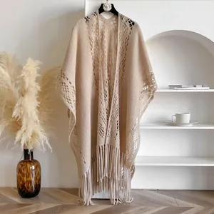 Détails du châle en maille crochetée beige avec motifs ajourés et longues franges