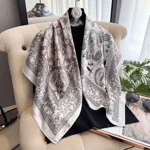 Detail eines Seidenschals mit Paisley-Muster in zweifarbiger erdiger Optik