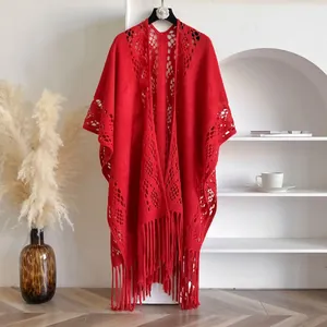 Détail du châle rouge ajouré en maille avec motifs crochetés bohèmes et longues franges