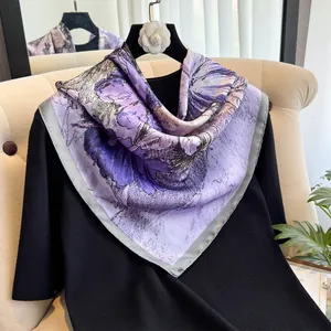 Détail d'un élégant foulard 90cm en soie fleurie violette avec bordure grise sur cintre
