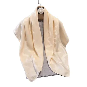 Elegante sciarpa quadrata in cotone e lino bianco crema con motivo leopardato jacquard