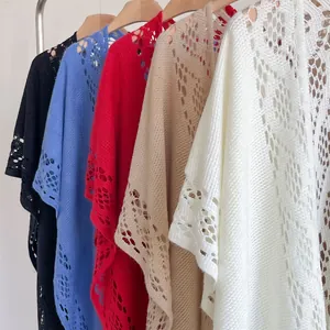 Détail de châles en maille ajourée en cinq couleurs avec texture filet et bords ciselés