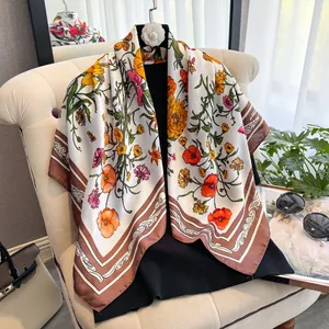 Détail d'un foulard en soie de 90cm aux motifs floraux sur un fauteuil élégant et chic