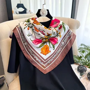 Détail d'un foulard en soie avec motifs floraux colorés et bordures baroques chic