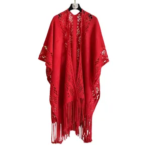 Châle en maille ajourée rouge vif avec de longues franges élégantes et une coupe ample