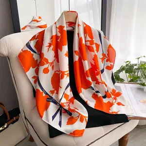 Detailaufnahme des eleganten orangefarbenen Seidenschals mit satinierter Oberfläche