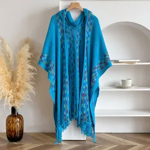 Blauer Boho-Strickschal mit Kapuze, bunten Streifen und Fransen an einem Kleiderbügel