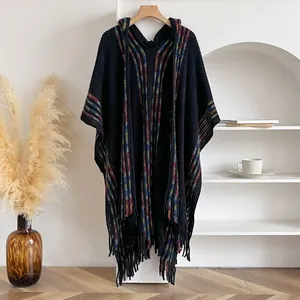Ethno-Kapuzenponcho für Damen mit bunten vertikalen Streifen und langen Fransen