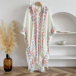 Schicker cremefarbener Strickponcho mit Kapuze, bunten Streifen und Fransen