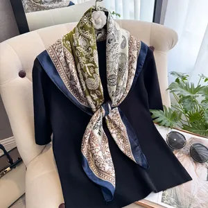 Eleganter quadratischer Kunstseidenschal mit Paisleymuster zu einem schwarzen Rollkragen