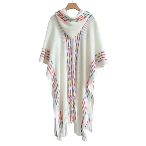 Weißer Strickponcho mit Kapuze, farbigen Streifen und dekorativen Quasten