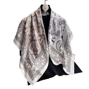 Eleganter Seidenimitat-Viereckschal mit Paisley-Muster in Weiß, Grau und Braun