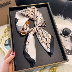 Elegante foulard in seta da 70 cm con motivi geometrici in confezione regalo di lusso