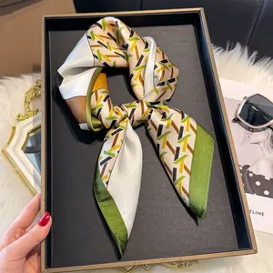 Sciarpa in seta 70cm stile francese con stampa geometrica verde e trama liscia