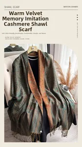 Detailweergave van de paisley kasjmier-gevoel sjaal met elegante franjes en patronen