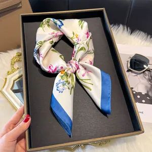Dettaglio di un foulard in seta da 70 cm con elegante stampa floreale e trama liscia