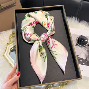 Dettaglio elegante sciarpa di seta 70cm con stampa floreale su fondo avorio e bordo rosa