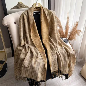 Gele pashmina sjaal met paisley jacquard patroon en franjes op een modepop in huis