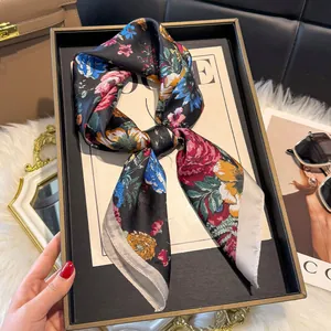 Dettaglio di un foulard in seta con stampa a rose annodato su una rivista