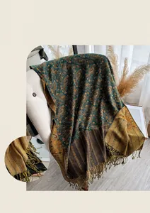 Detailaufnahme von Paisley-Muster Pashmina-Schal mit langen Fransen und weicher Textur