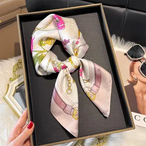 Dettaglio foulard di seta 70cm con stampa floreale e catena dorata in stile lussuoso