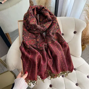 Nahaufnahme der weinroten Kaschmir-Pashmina mit Paisleymuster und Fransenkanten