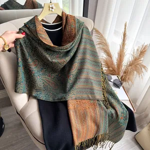 Detail van vintage kasjmier-achtige sjaal met paisley-patroon, lange franjes en textuur